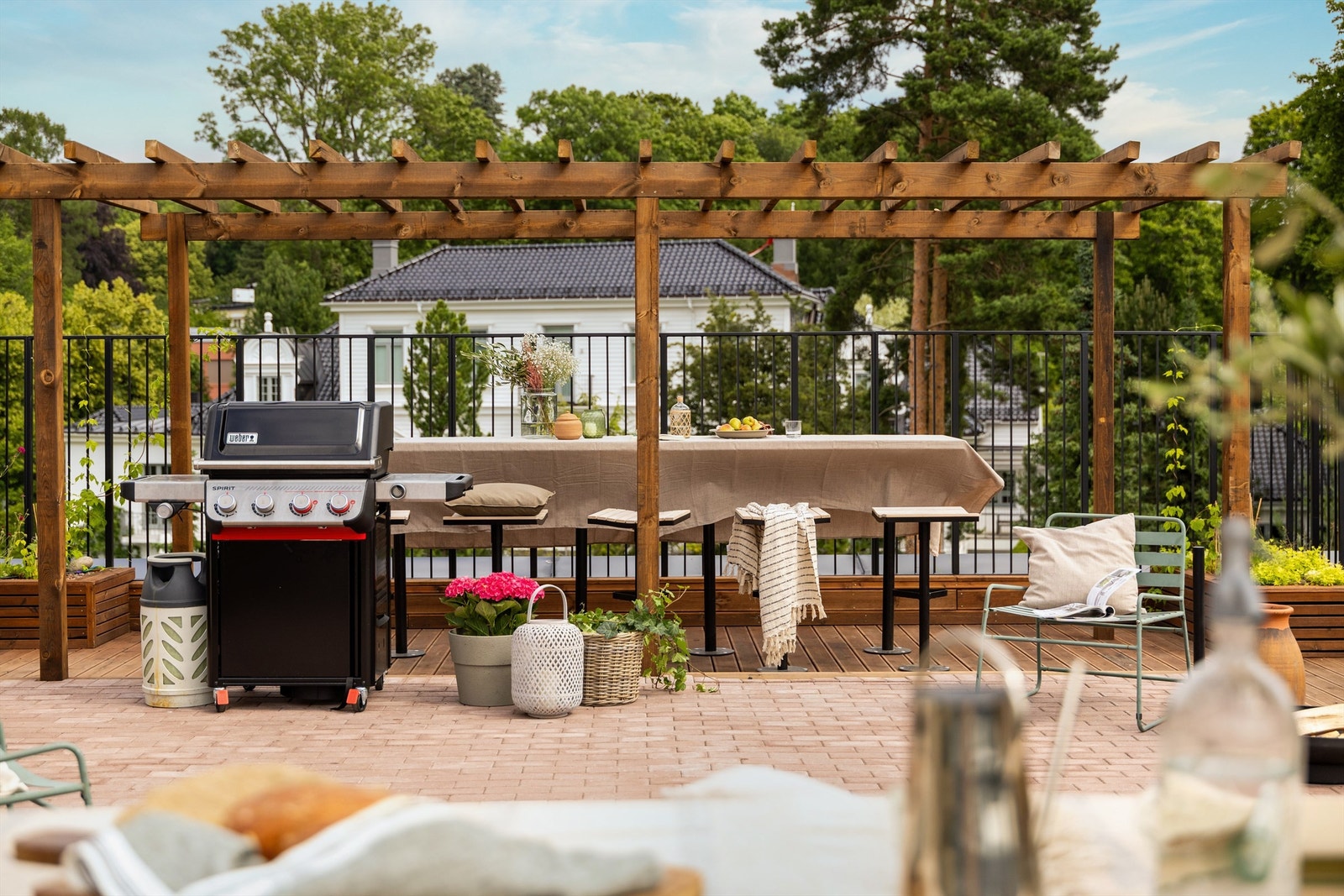 Felles takterrasse innredet med langbord. Galleribilde