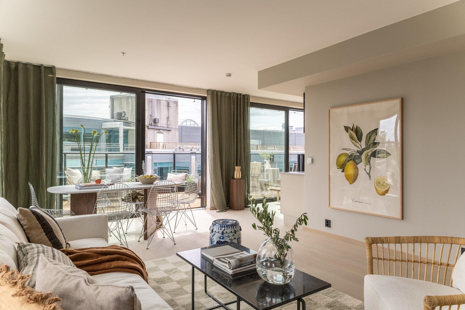 Leiligheten har en lys og lekker stue med gode møbleringsmuligheter. Galleribilde