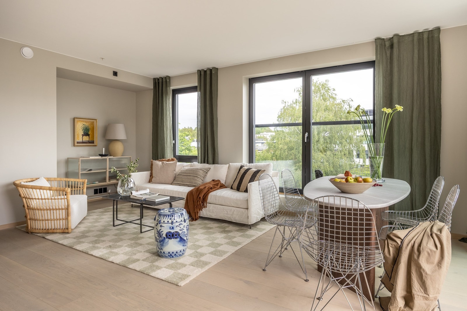 I stuen har man god plass for både sofa og spisebord. Galleribilde