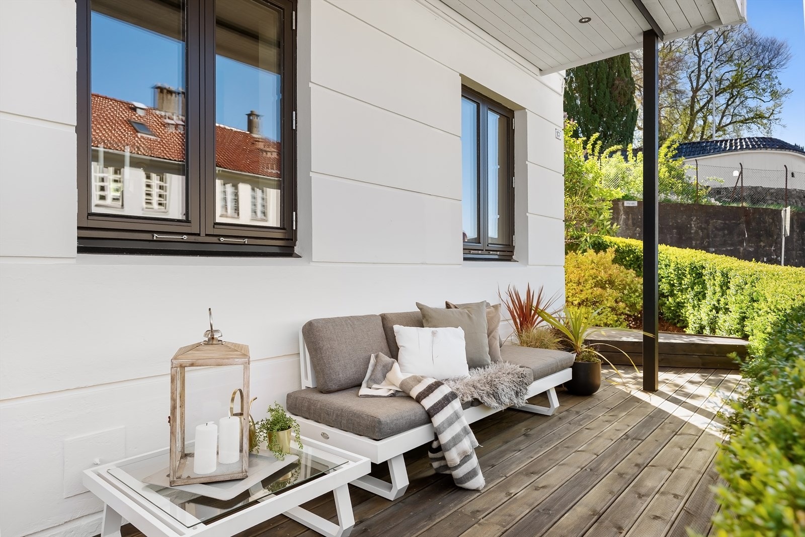 En romslig, langsgående terrasse med god plass til ønsket innredning. Galleribilde