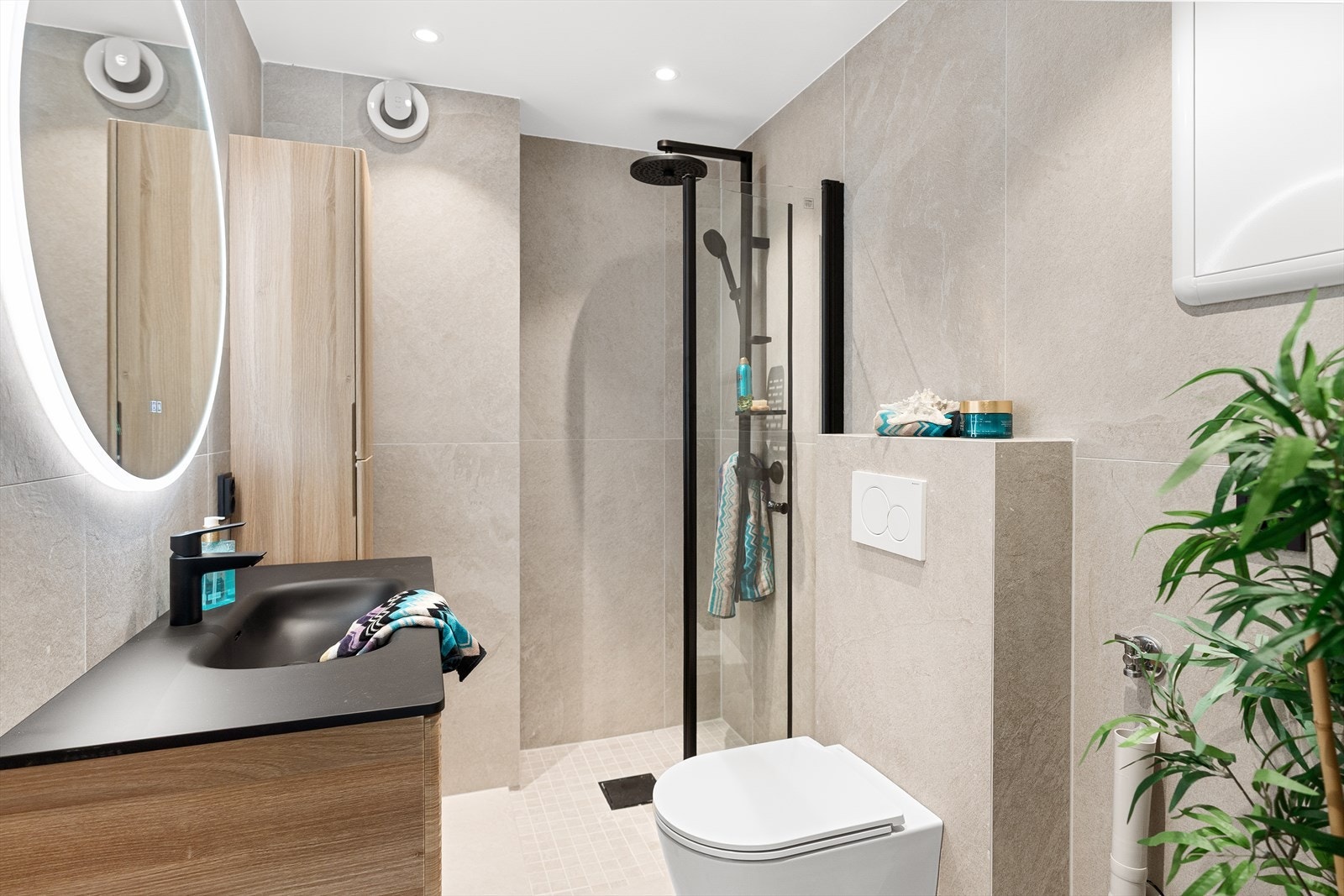 Badet har keramiske fliser på både gulv og vegger, som gir et tidløst og elegant uttrykk. Galleribilde