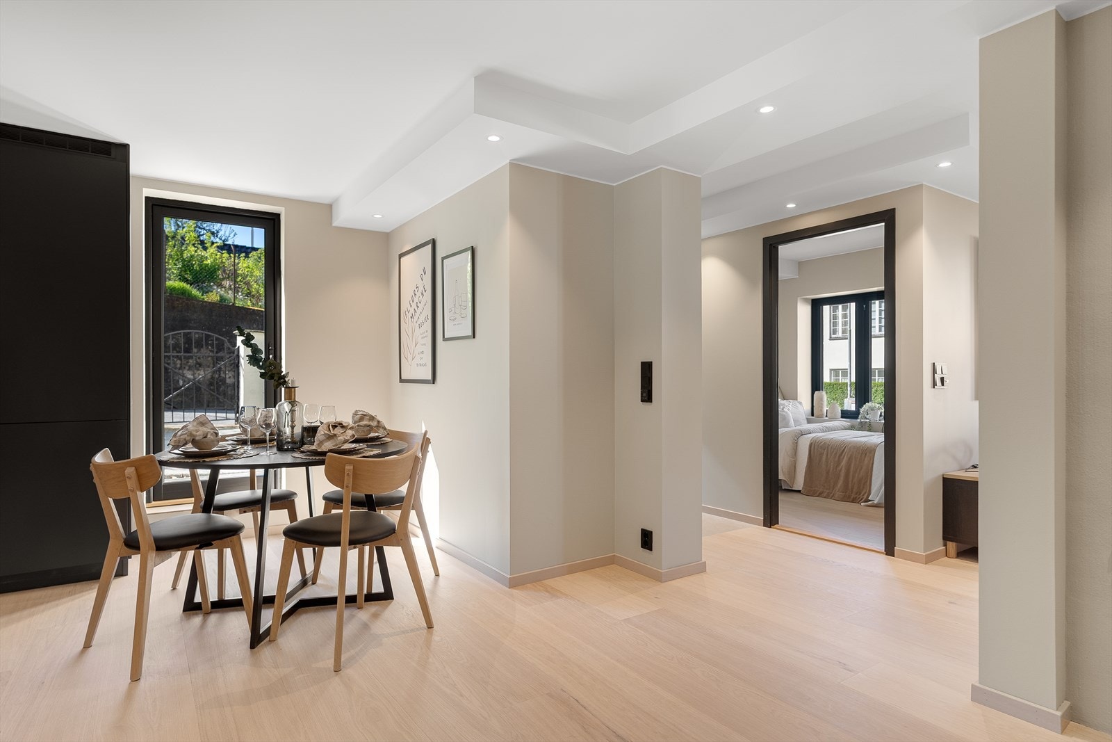 Det er rikelig av plass til spisestue like ved kjøkkenet. Galleribilde