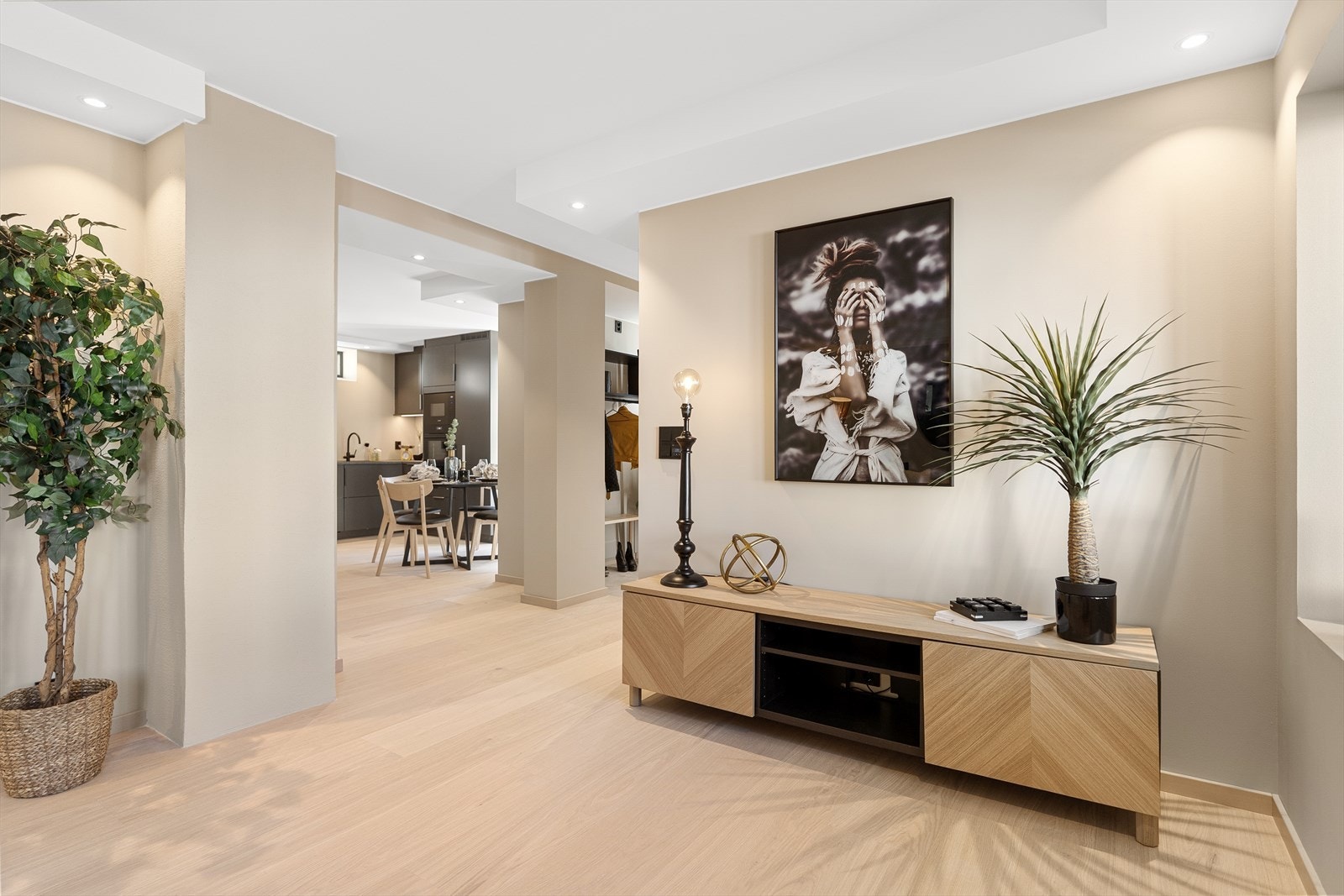 Stuen er romslig og har åpne gulvflater som tilrettelegger for flere soner. Galleribilde