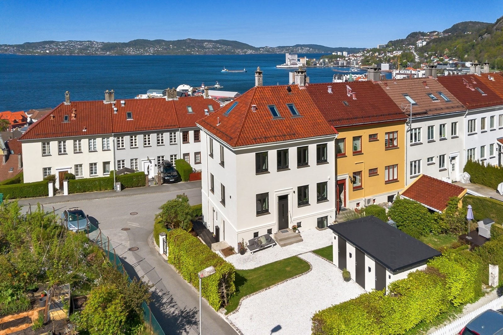 Uteområdene er lettstelte, pent opparbeidet og inkluderer hage. Galleribilde