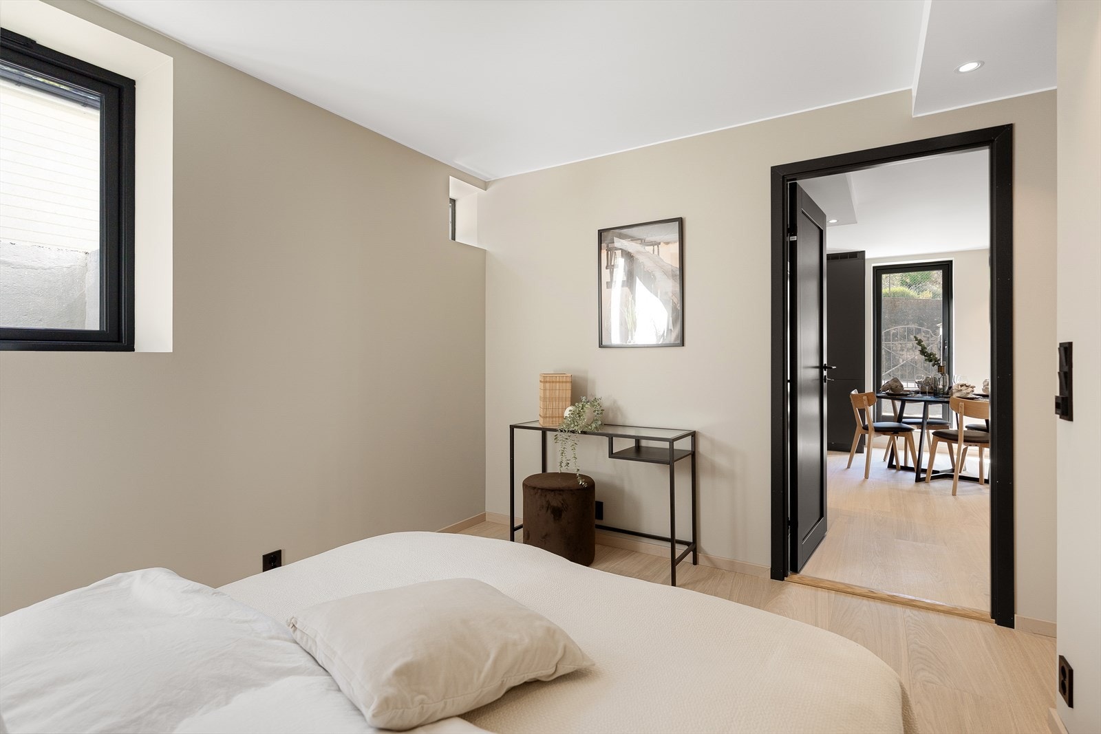 Rommet har også rikelig med plass til en evt. garderobeløsning, slik at du enkelt kan organisere klær og tilbehør. Galleribilde