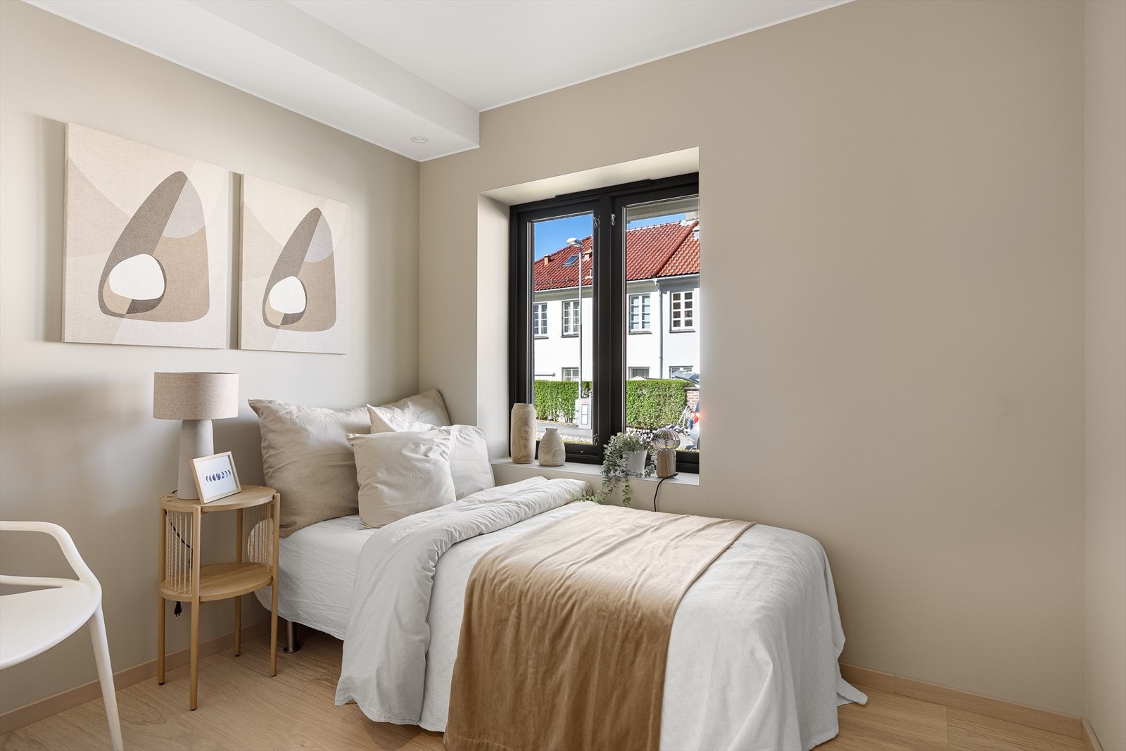 Det andre soverommet er noe mindre og måler 6,0 m² og passer perfekt som gjesterom, barnerom eller kontor. Galleribilde