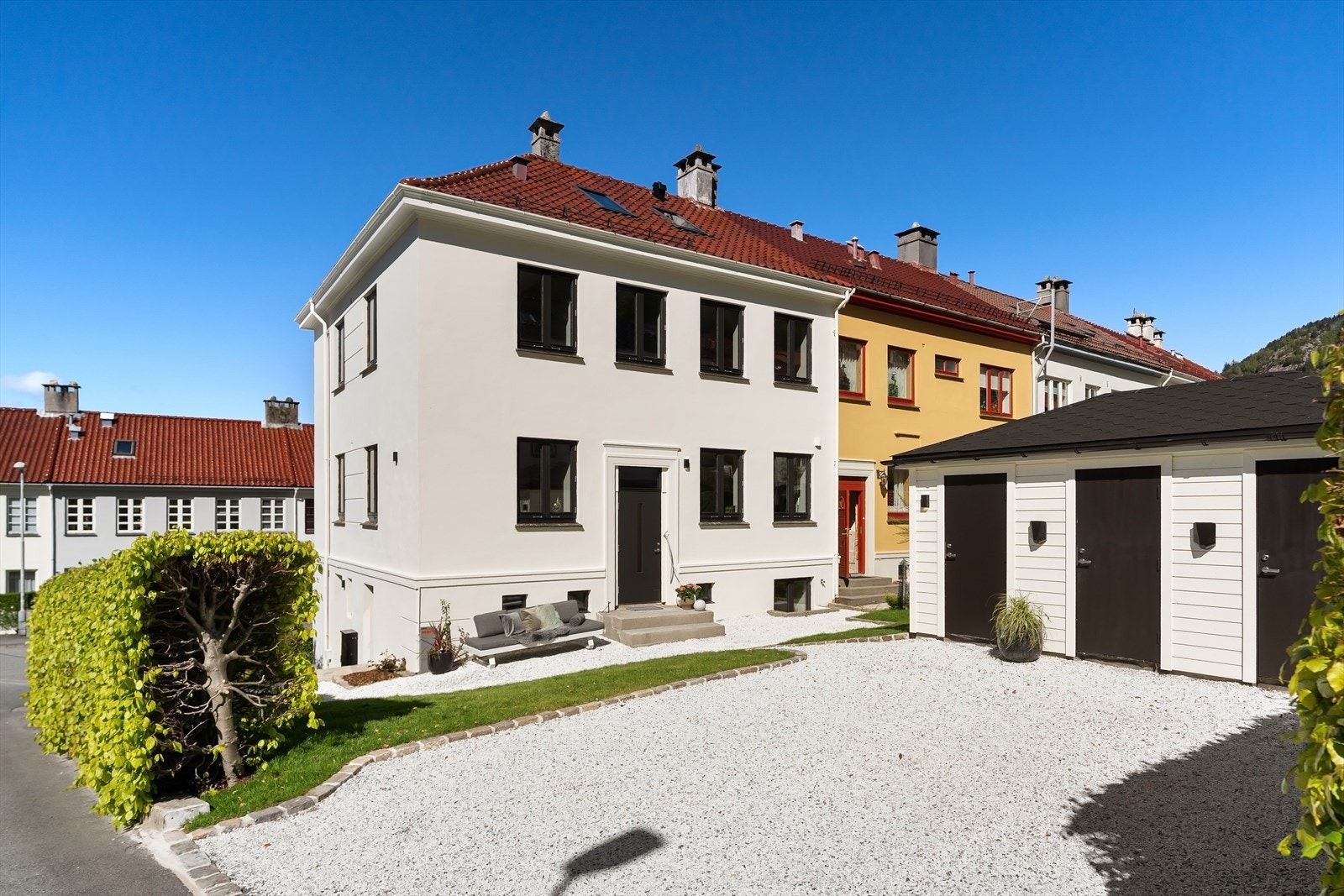 Utvendig fasade er overflatevedlikeholdt og malt. Galleribilde