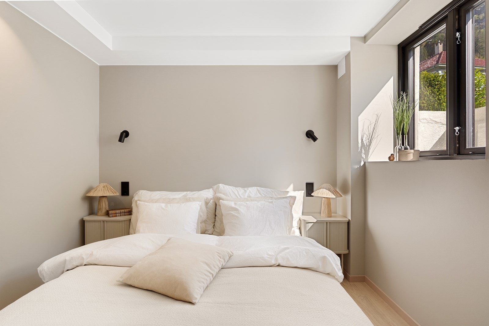 Med sine behagelige fargevalg og moderne overflater, er dette soverommet perfekt for å skape ditt eget personlige fristed. Galleribilde