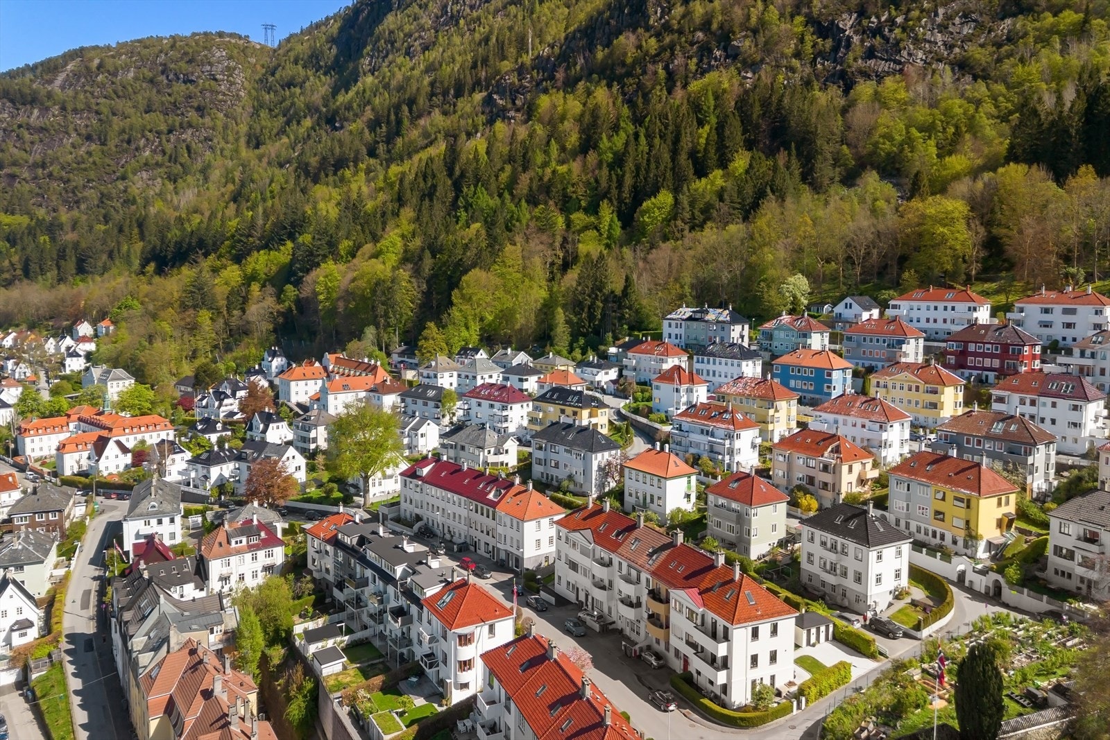 Denne beliggenheten burde innfri de fleste ønsker og behov, og den gode atmosfæren i området må bare oppleves! Galleribilde