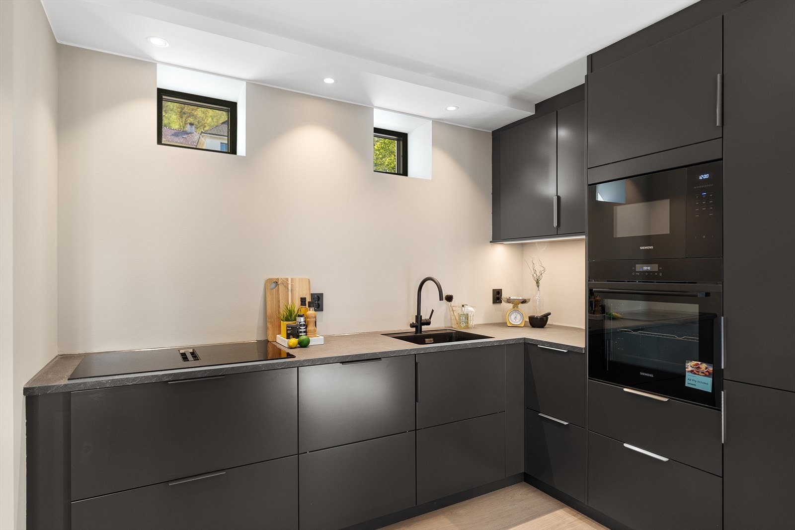 Her finner du et helt nytt kjøkken fra Drømmekjøkkenet med moderne innredning. Galleribilde