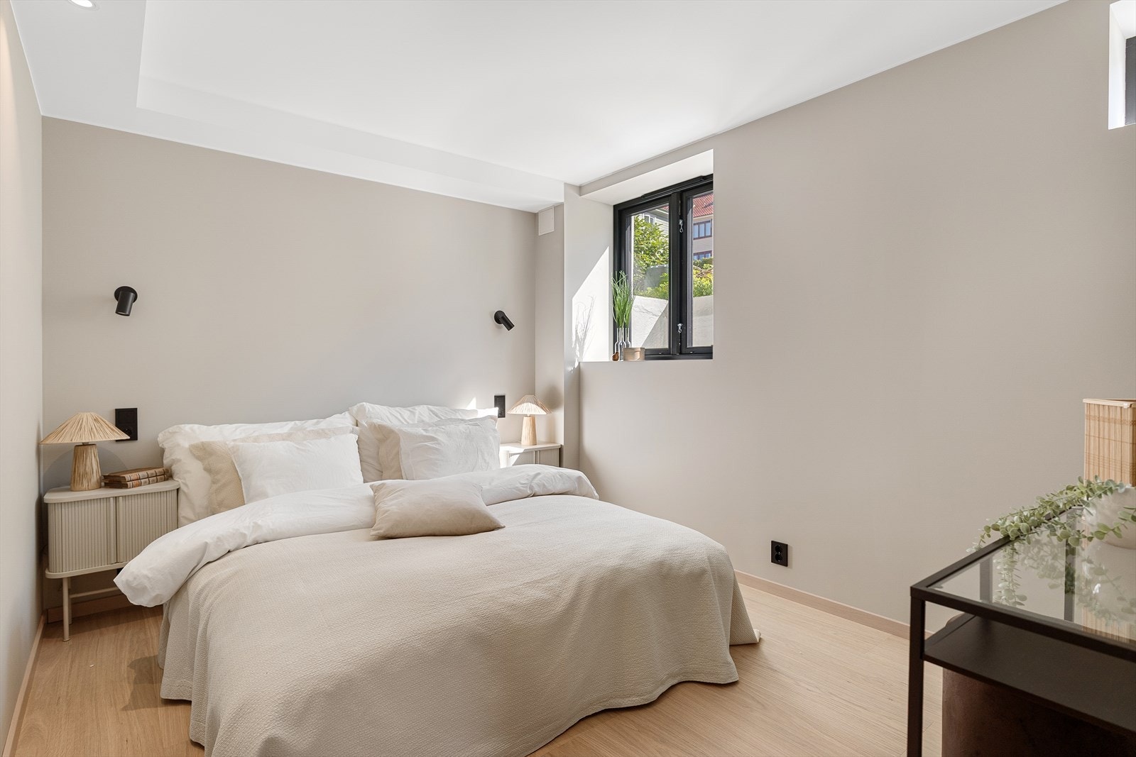 Hovedsoverommet er av god størrelse (10,0 m²) med god plass til stor seng og nattbord. Galleribilde