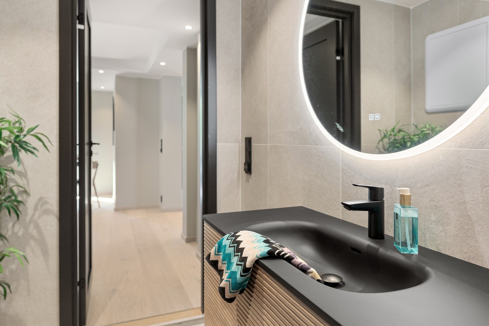 Badet er oppført etter teknisk forskrift fra 2017, og det er dokumentert med kontrollerklæring fra de aktuelle fagene, som sikrer høy kvalitet og trygghet. Galleribilde