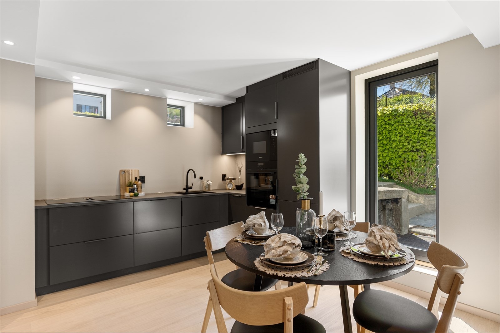 Kjøkkenet ligger tilbaketrukket, men samtidig i løsning med stuen. Galleribilde