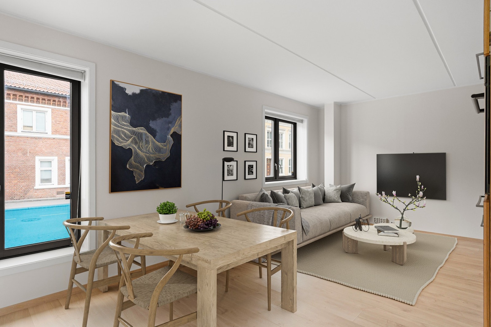 Stuen oppleves som romslig og tilbyr god plass til sofagruppe og spisebord. (Bildet er digitalt møblert) Galleribilde