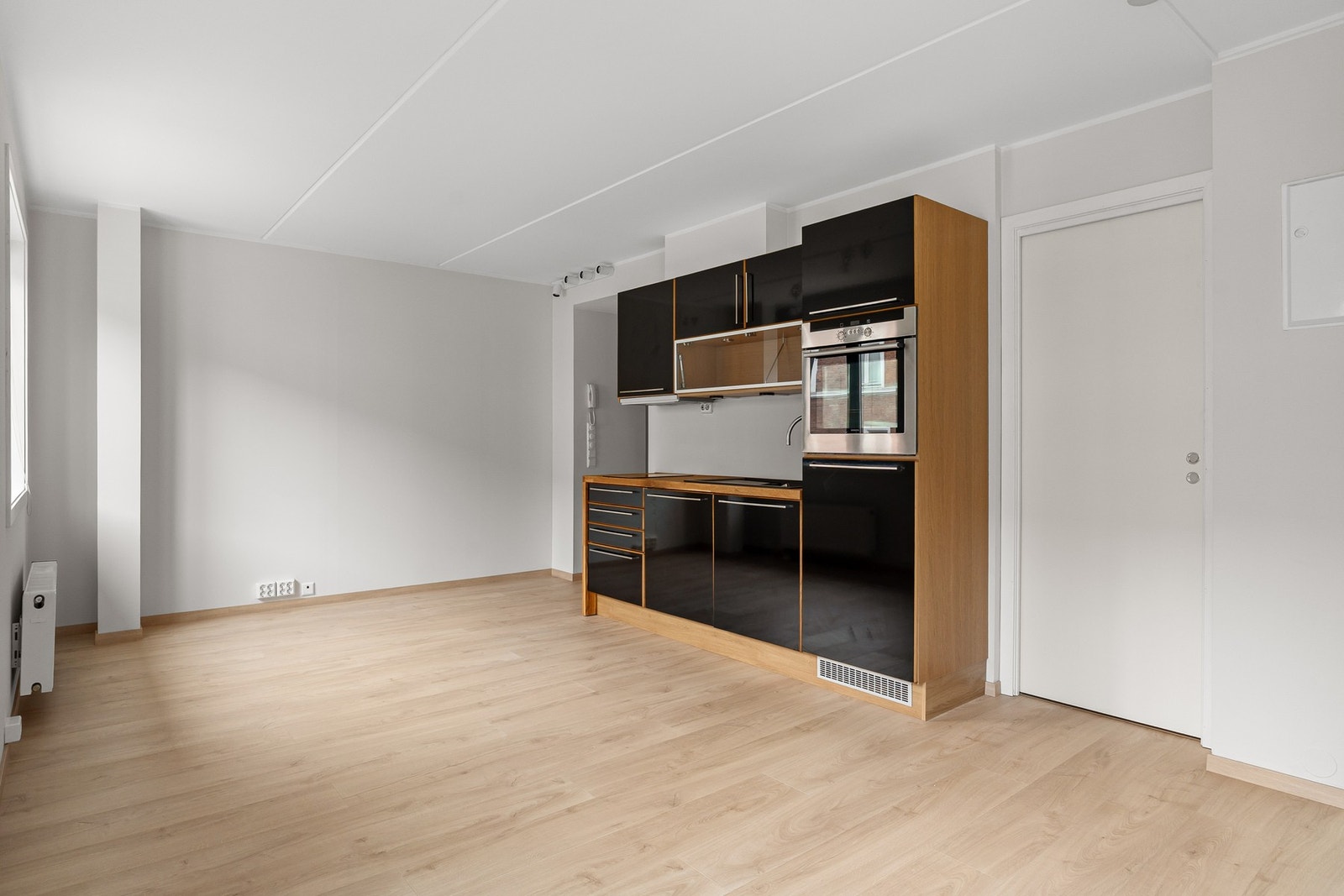 Stilrent kjøkken fra 2009 med åpen løsning vendt mot stuen. Galleribilde