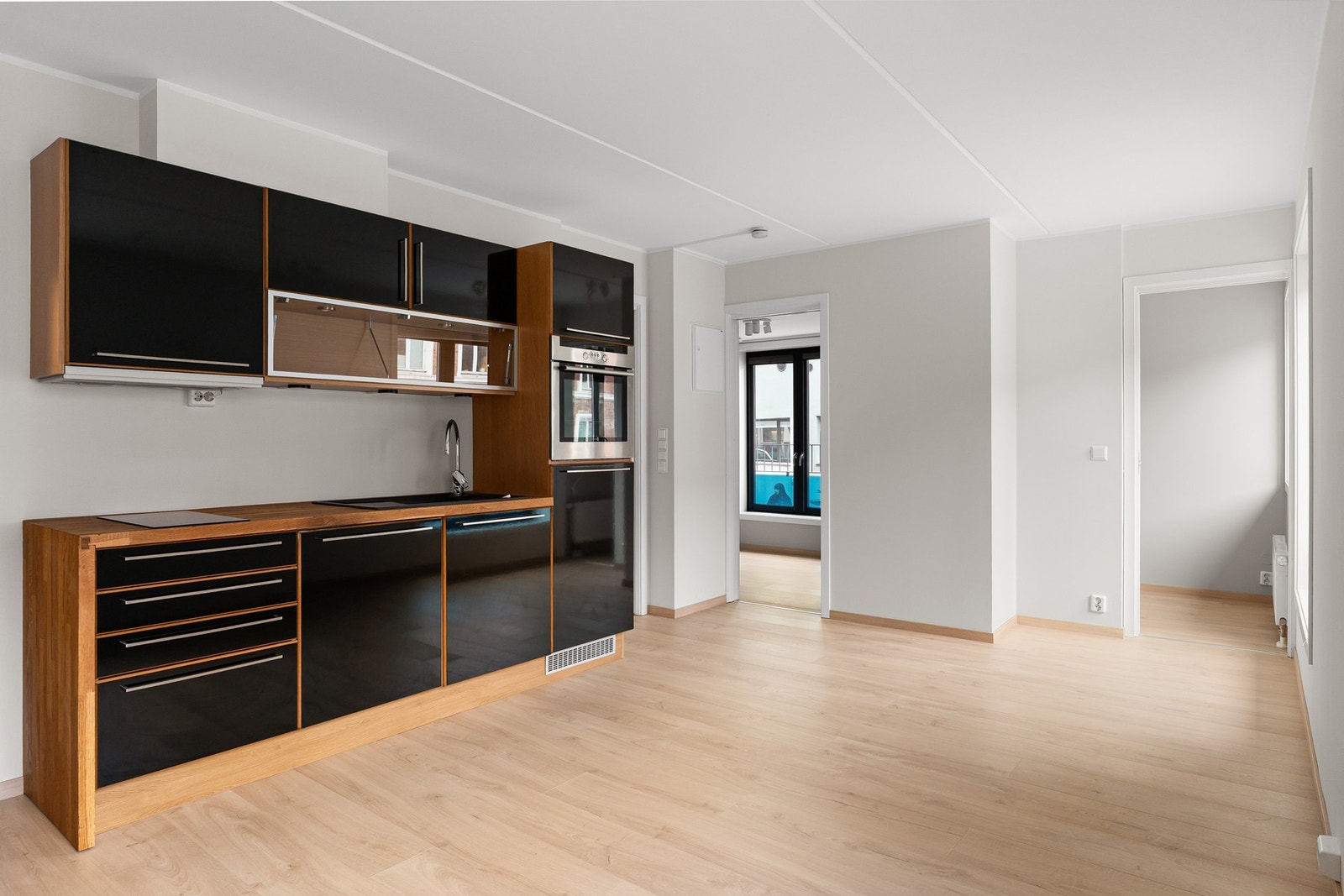 Kjøkkenet er innredet med glatte fronter og benkeplate av tre. Videre er kjøkkenet utstyrt med Integrerte hvitevarer som kjøleskap, oppvaskmaskin, stekeovn og nedfelt platetopp. Galleribilde