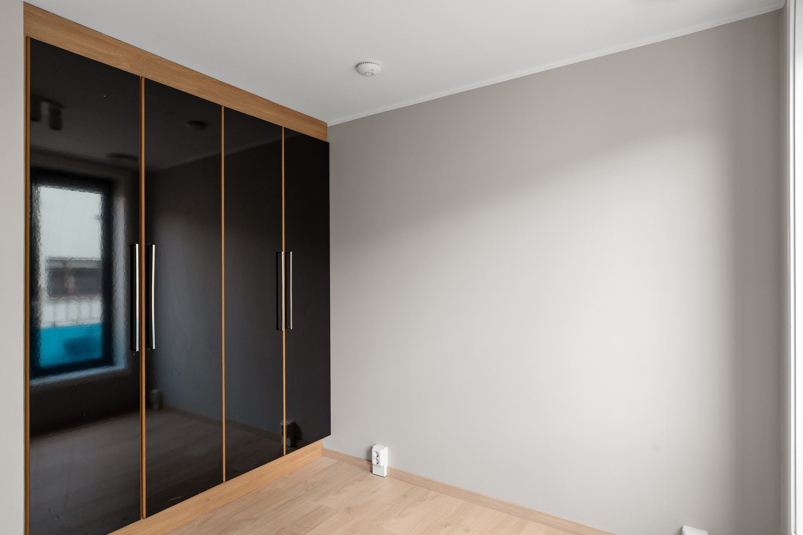 Det er rikelig med plass til oppbevaring i soverommets garderobeskap. Galleribilde