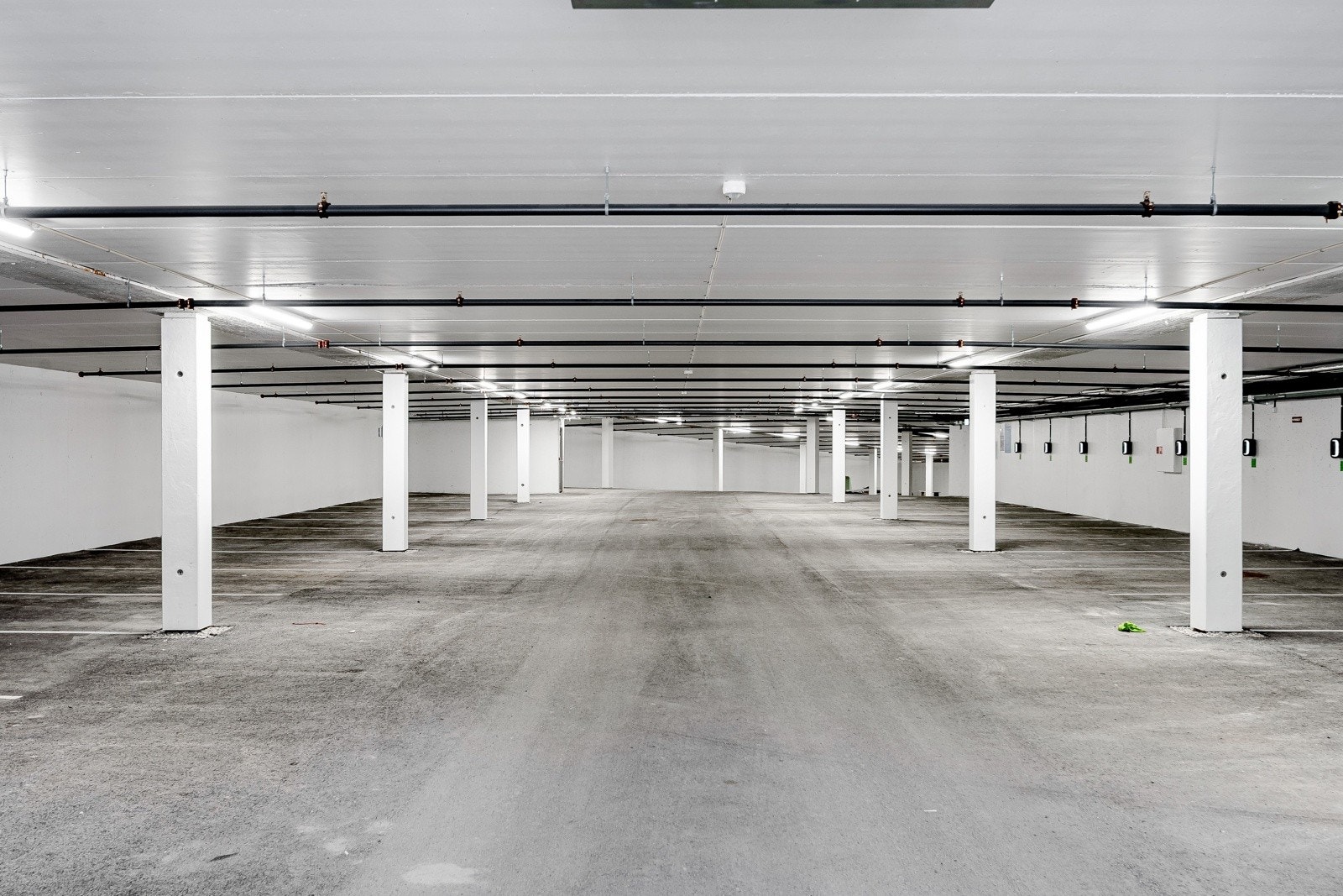 Stor, flott garasjekjeller Galleribilde