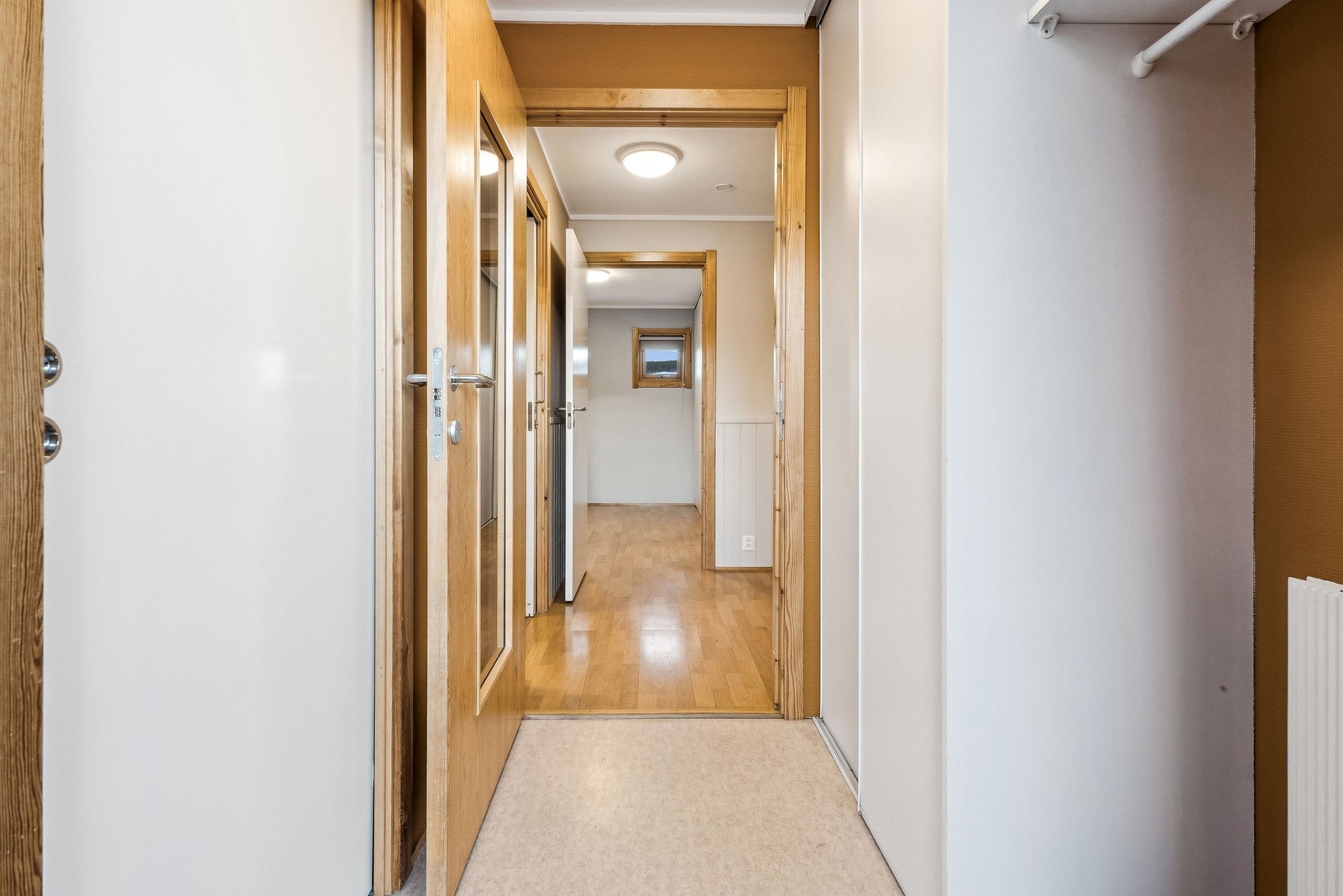 Vindfang med skyvedørsgarderobe og plass til yttertøy og sko. Galleribilde