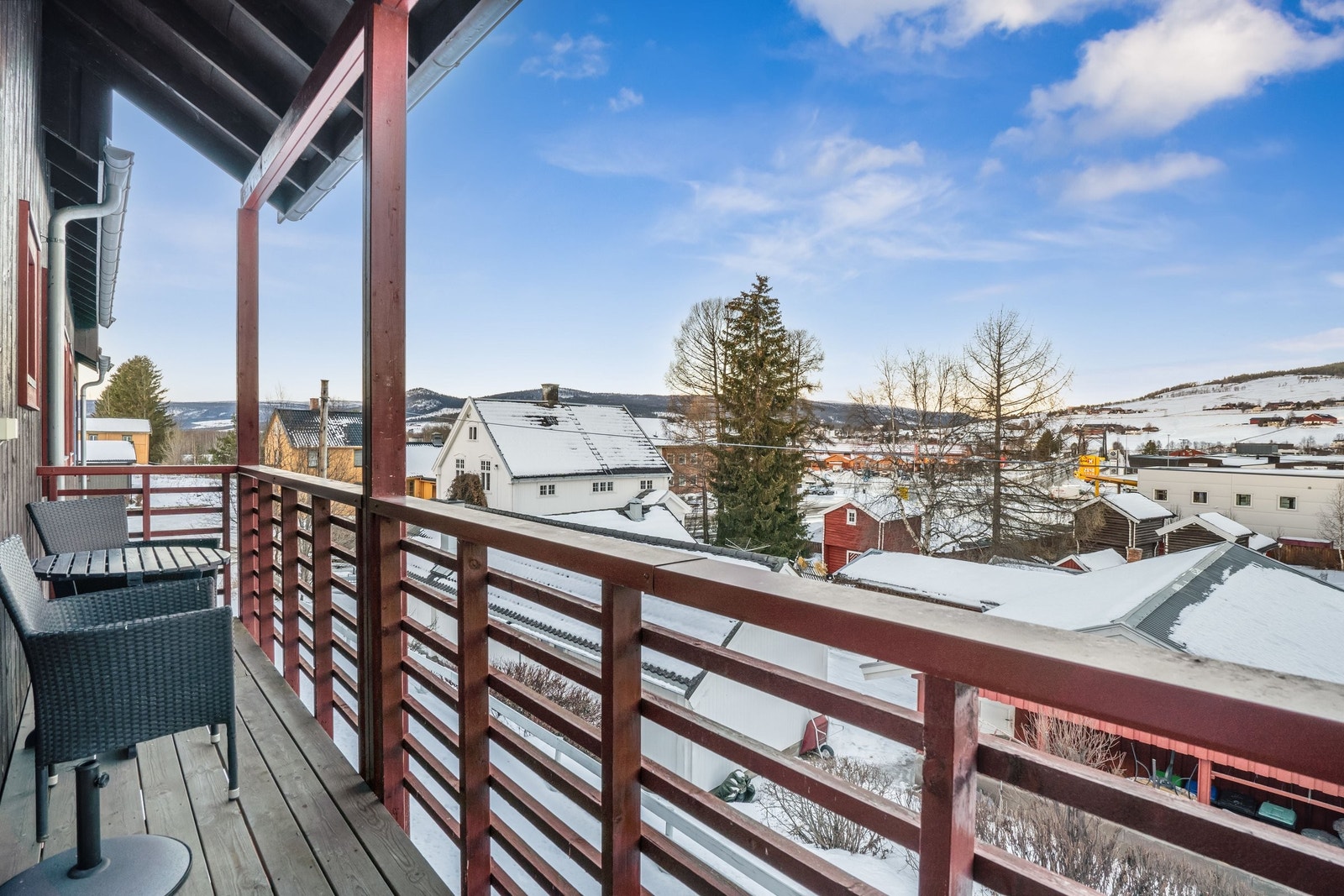 Balkong med utgang fra stue og utsikt utover bygda. Galleribilde