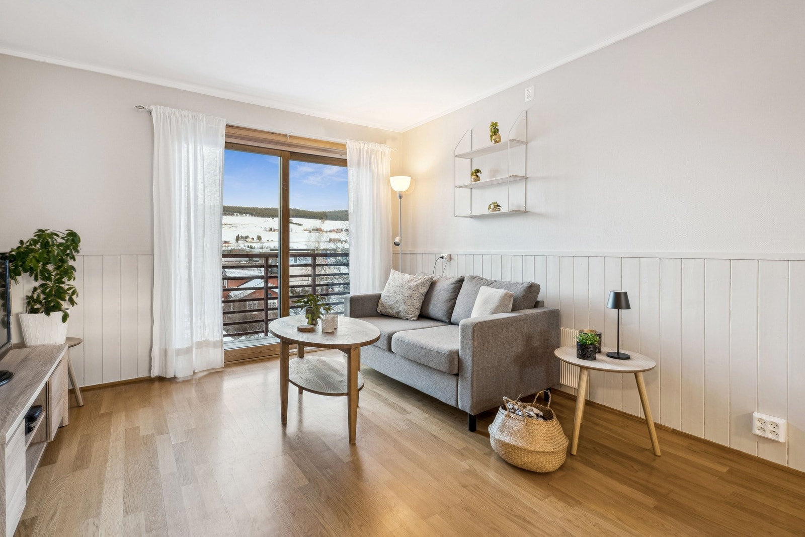 Stue med god plass til sofa og evt. hvilestol. Galleribilde