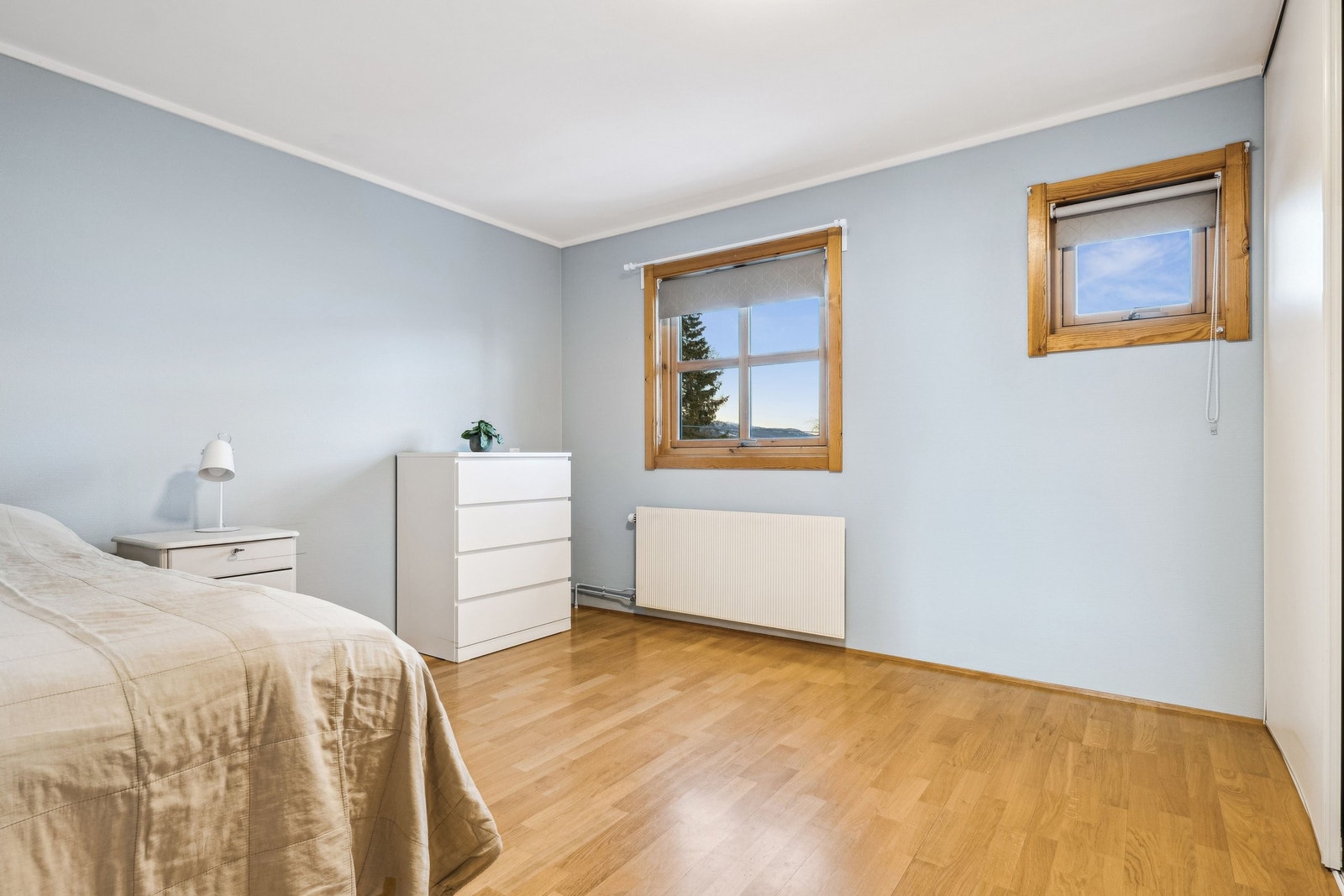 Soverom med god plass til dobbeltseng. Romslig skyvedørsgarderobe til høyre. Galleribilde