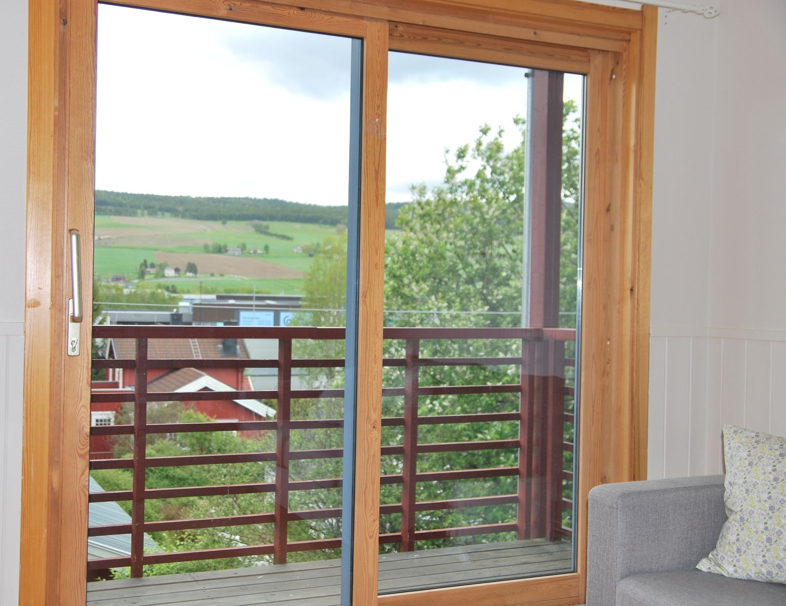 Utsikt mot bygda. Galleribilde