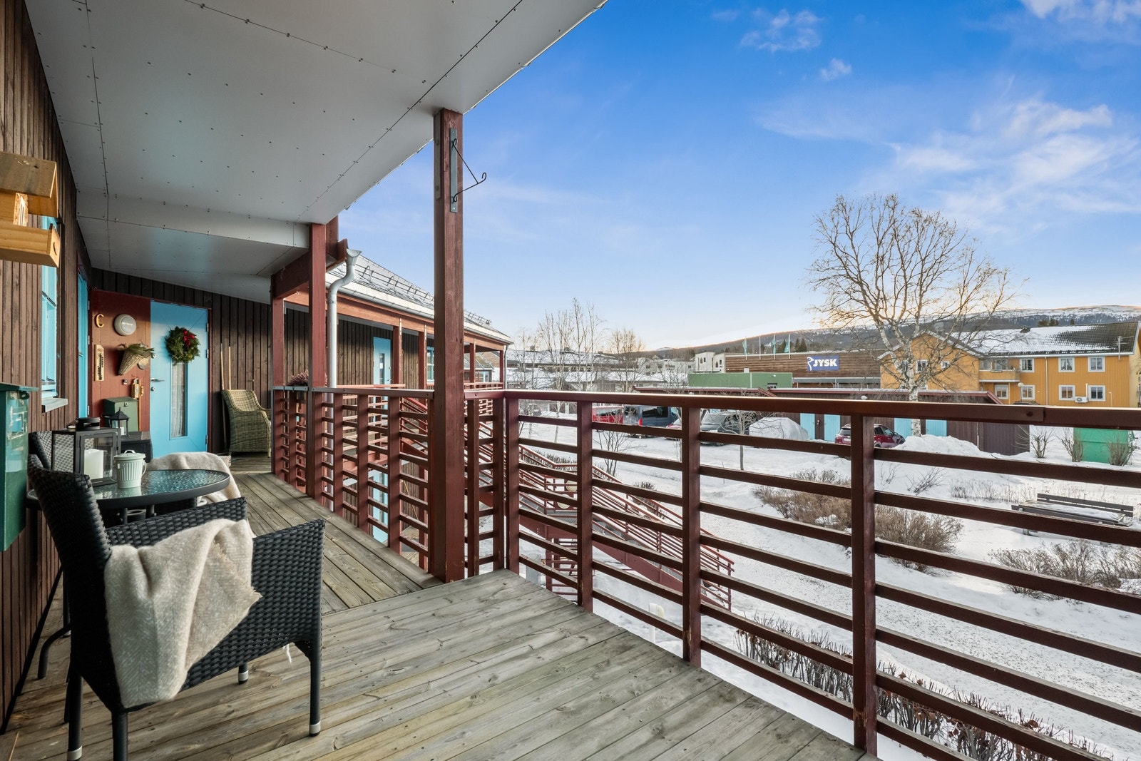 Svalgang med plass til utemøbler.202 Galleribilde