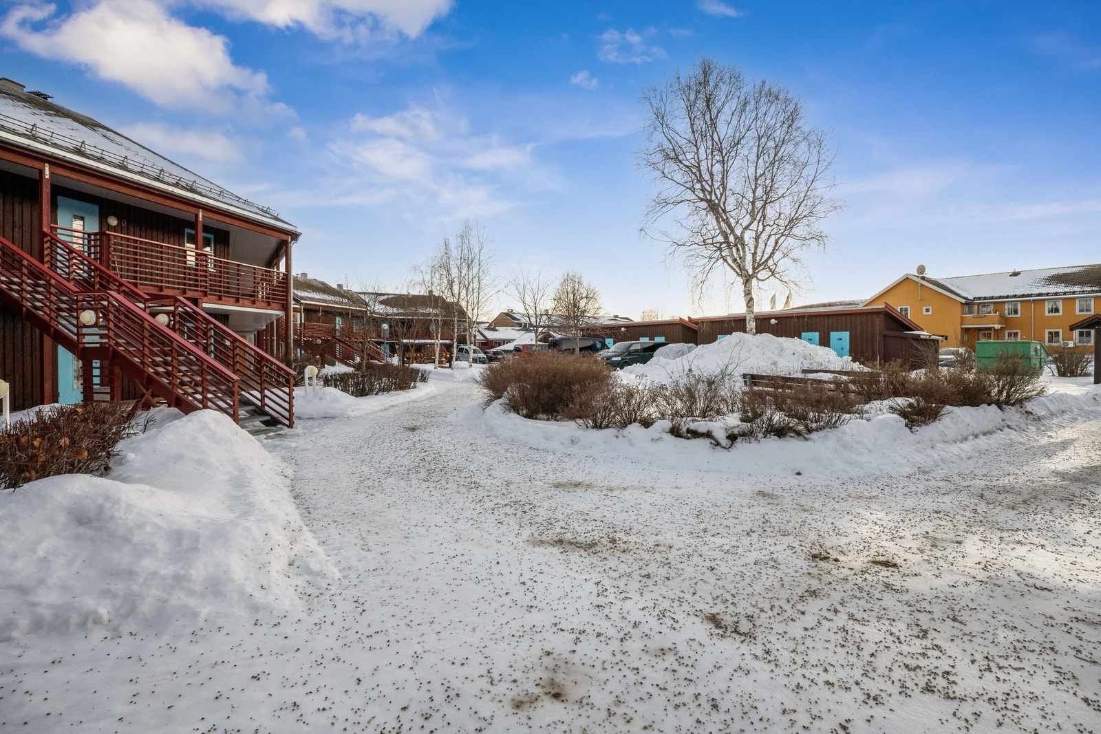 Del av tunet mot uteboder og parkering. Galleribilde