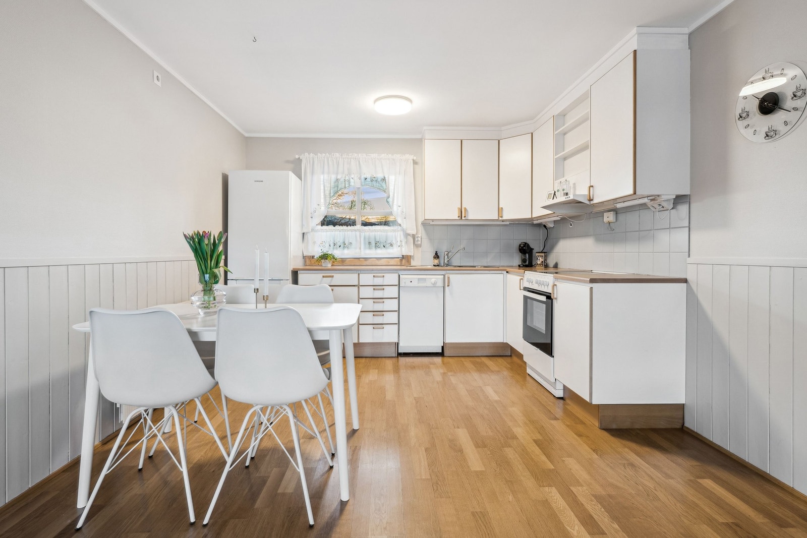 Lyst kjøkken med takhøye skap. Galleribilde