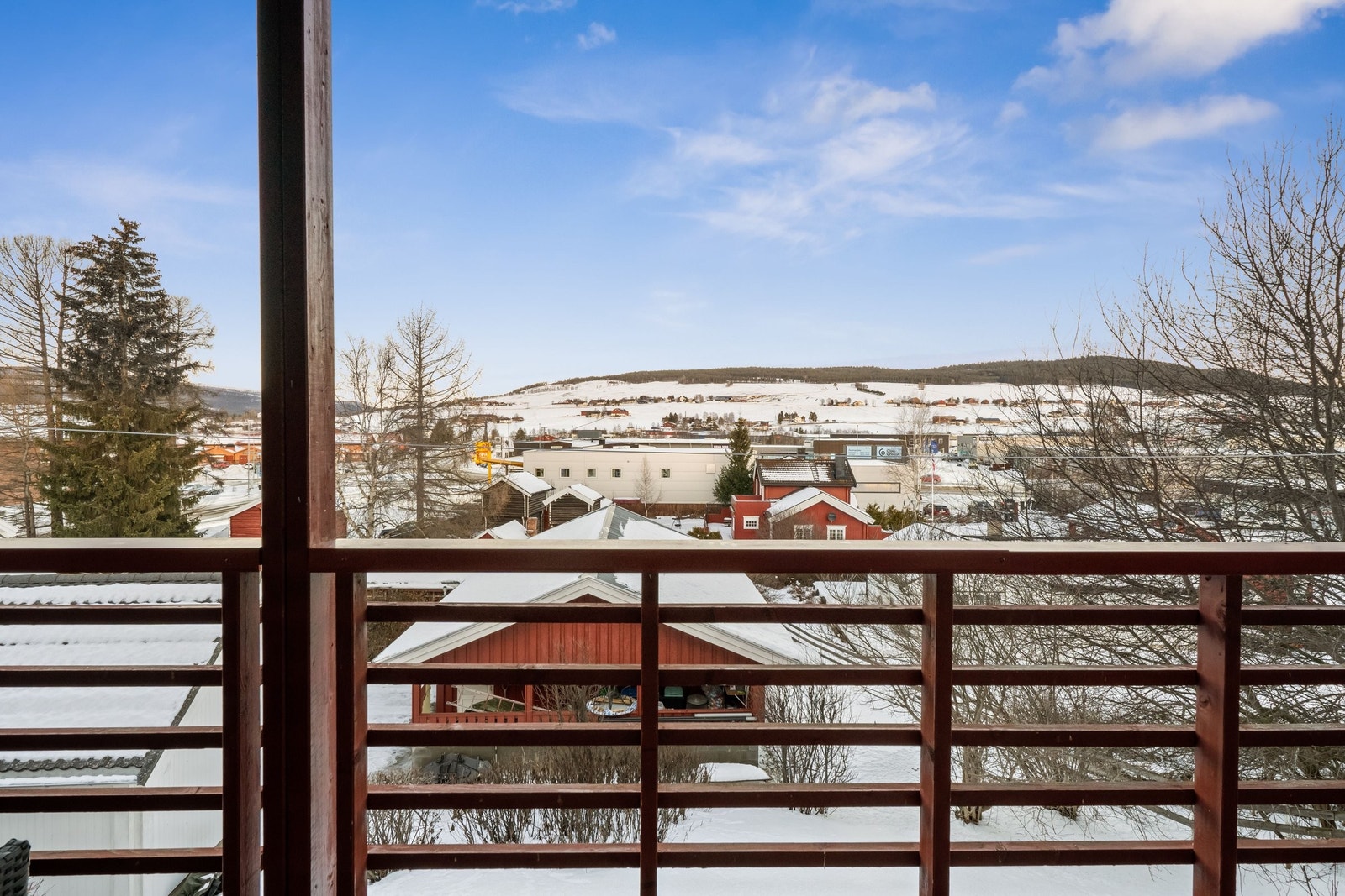 Utsikt fra stuevindu og balkong. Galleribilde