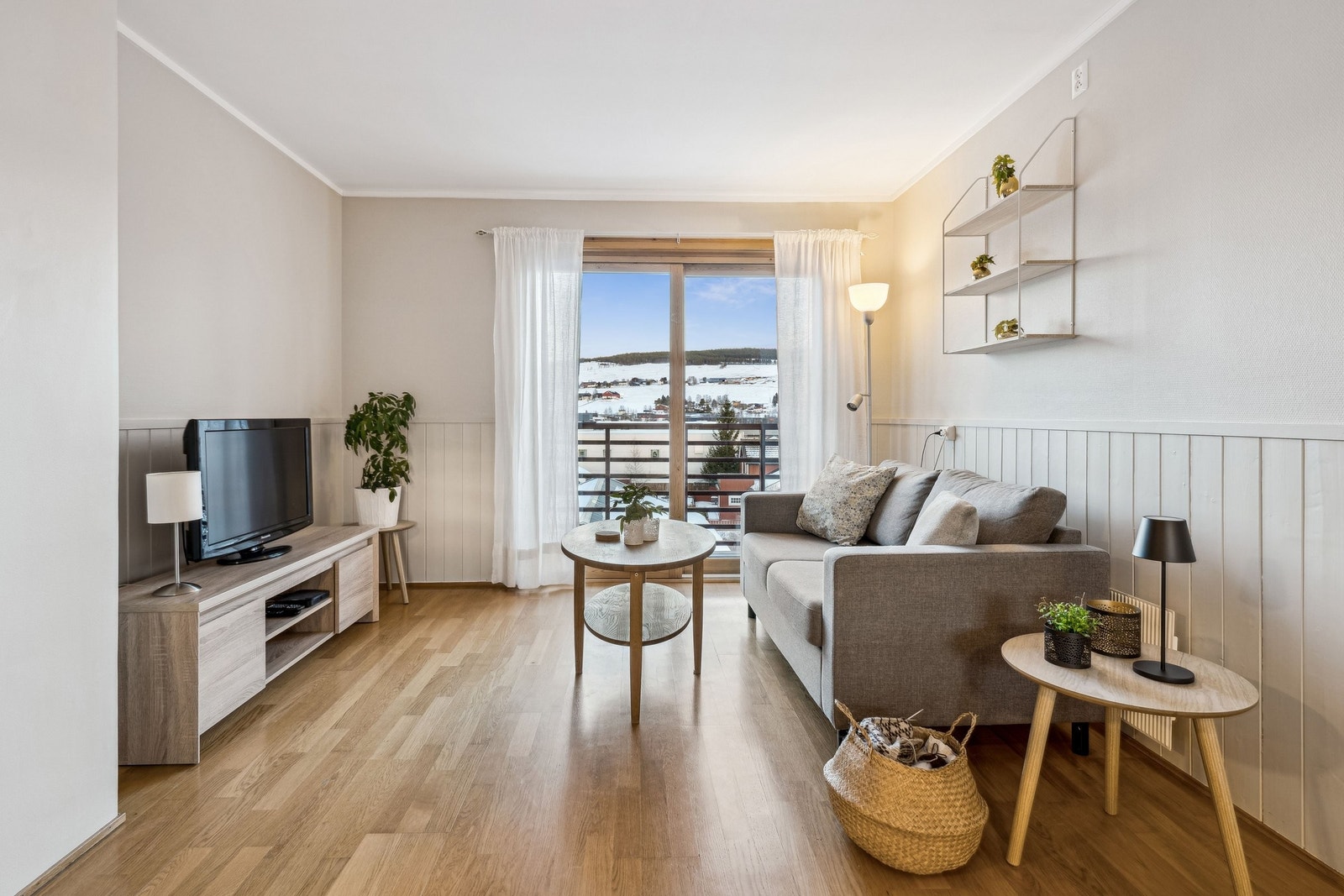 Stue med skyvedør ut til balkong. Galleribilde