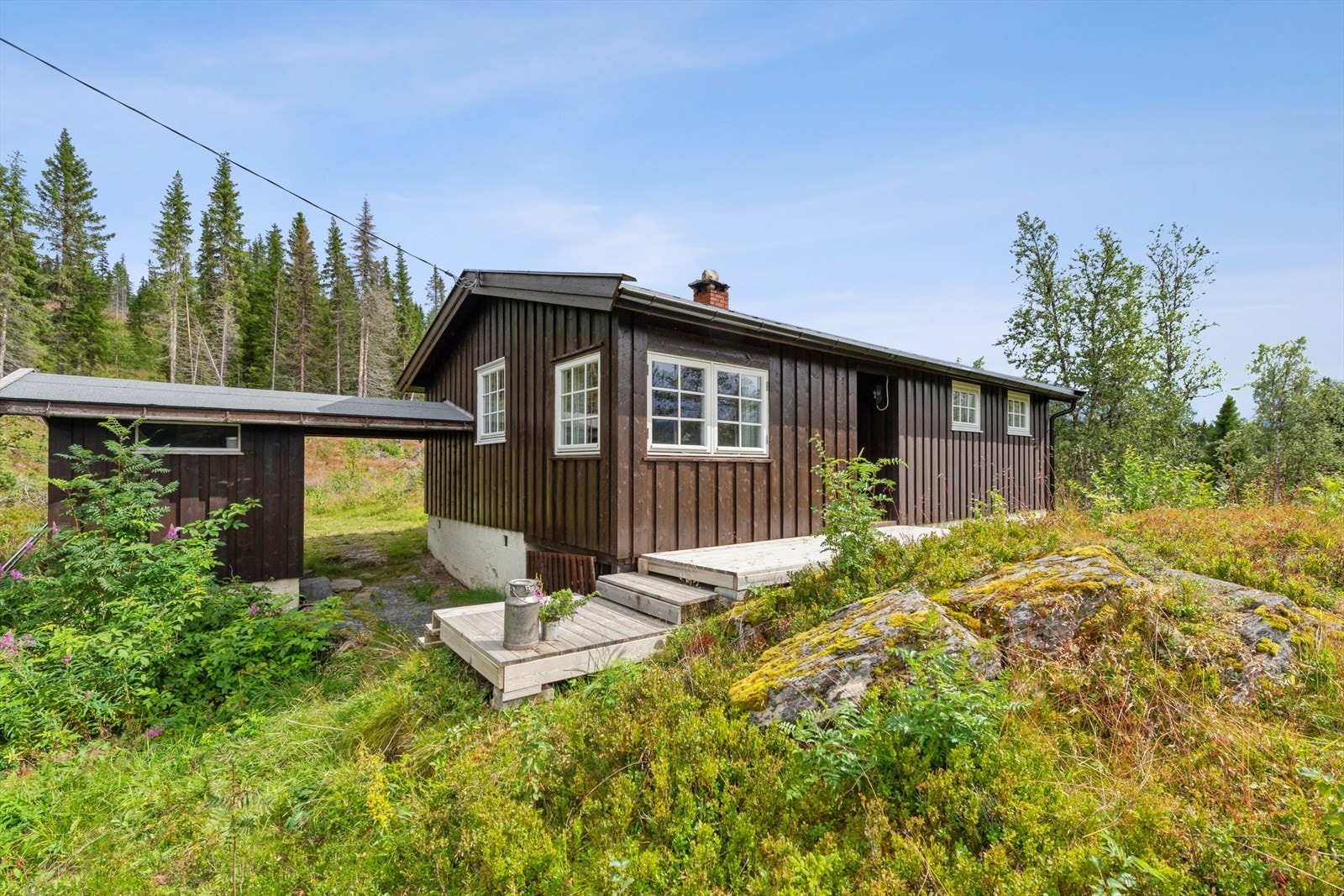 Solrik fritidseiendom med panoramautsikt mot Steinsetfjorden og fjellene rundt. Galleribilde