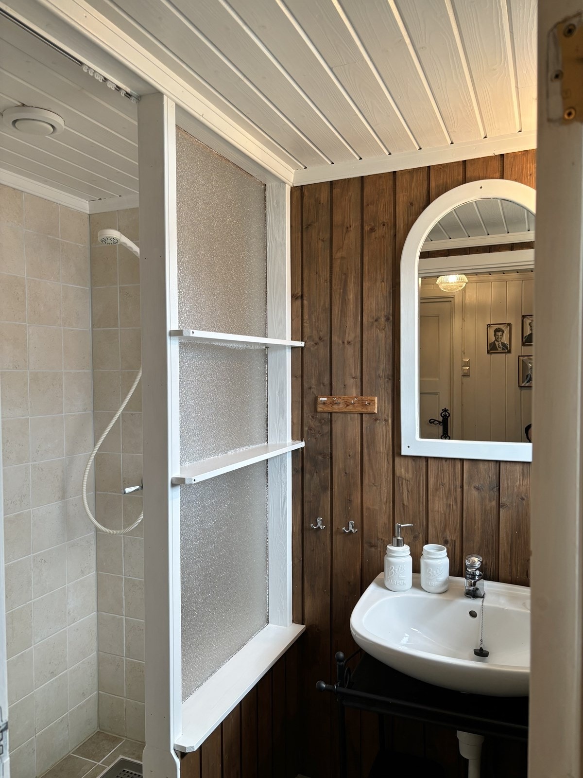 Bad med dusjnisje. Selgers private bilde. Galleribilde