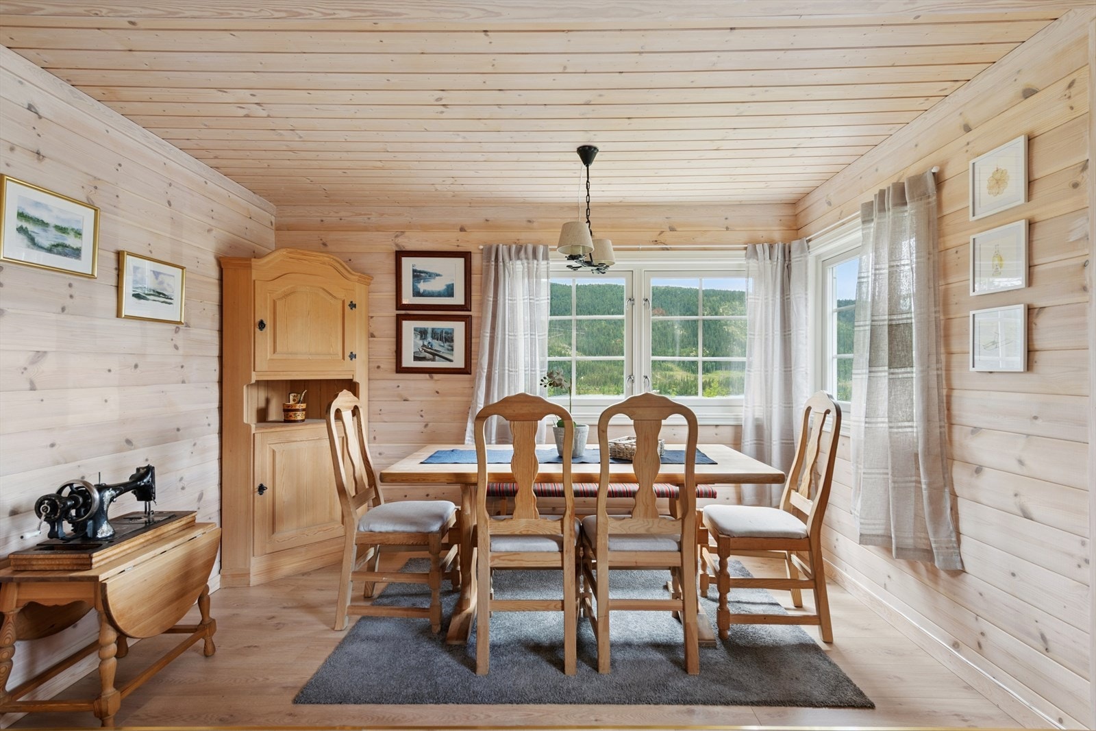 Fin plass til spisestuemøblement. Galleribilde