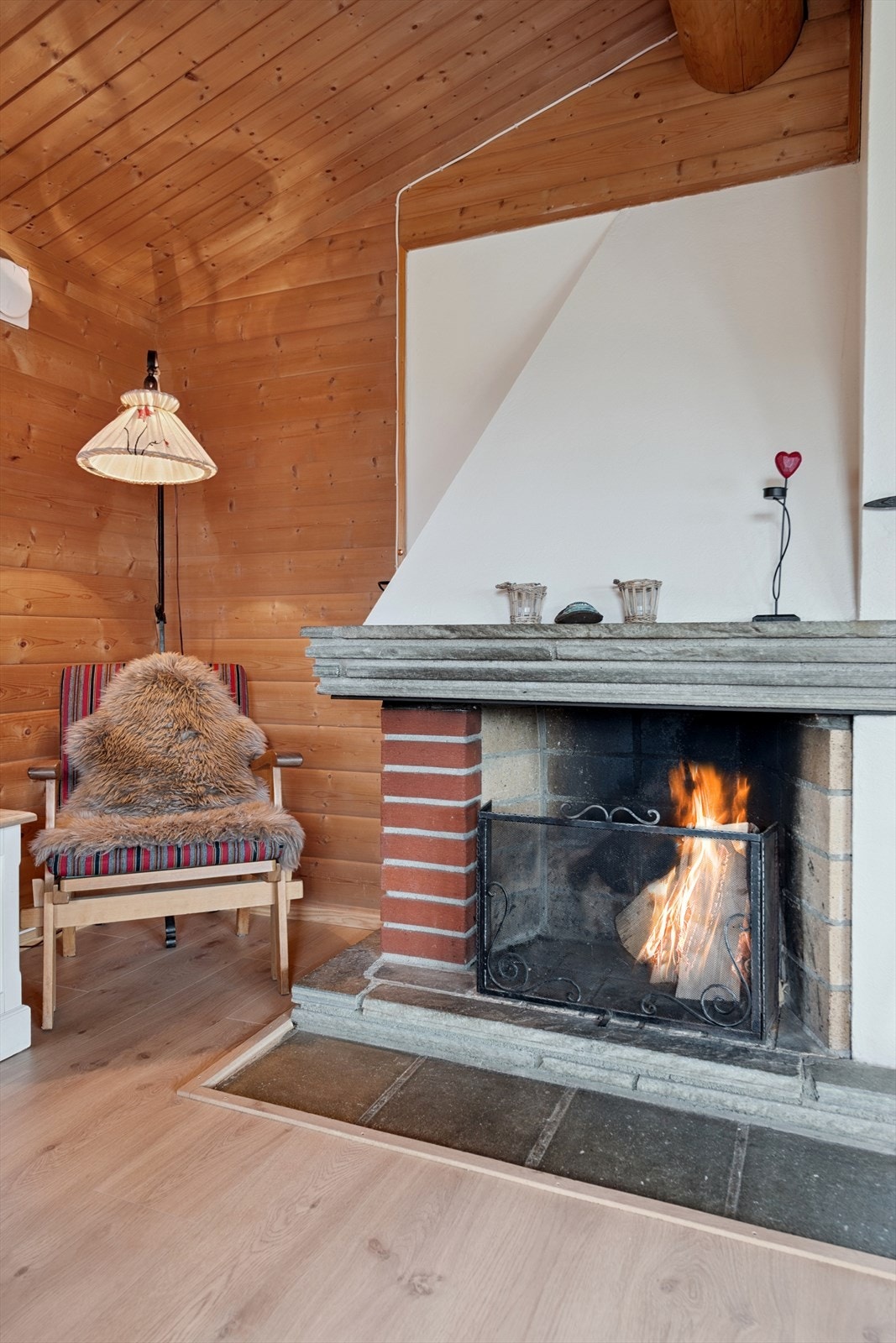 Stemningsfull peis i stuen. Galleribilde