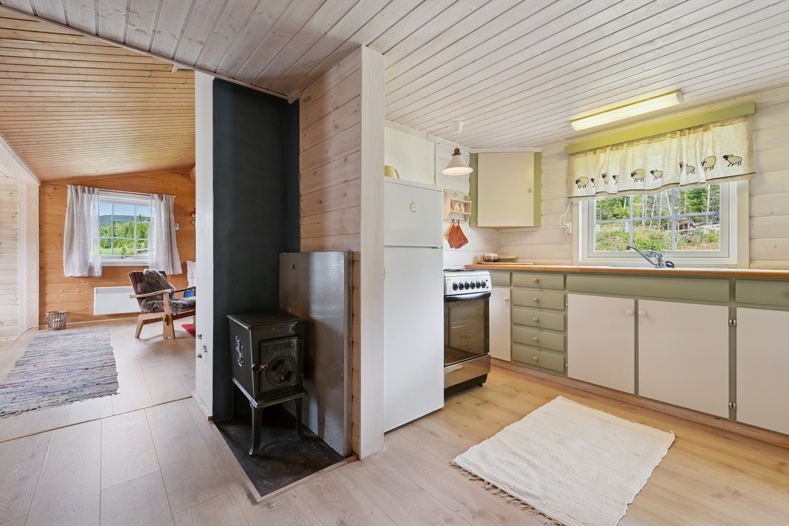 God varme med vedfyring i tilknytning til kjøkkenet. Galleribilde