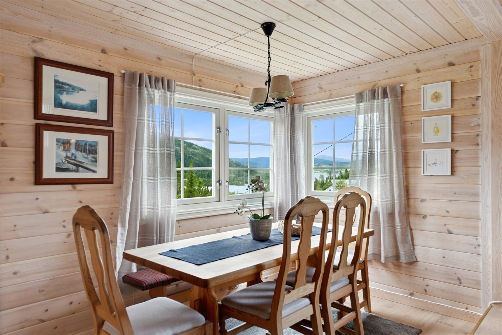 Nydelig spisestue. Galleribilde