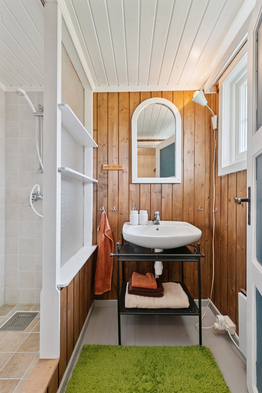 Bad med dusjnisje. Galleribilde