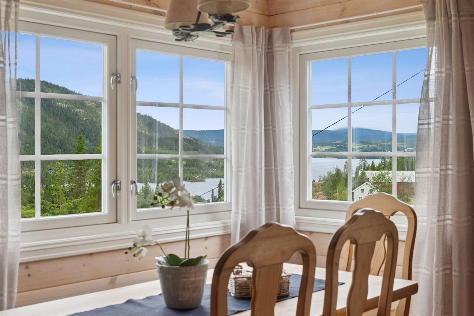 Fint å samle familie og venner til et bedre måltid mens man nyter utsikten. Galleribilde