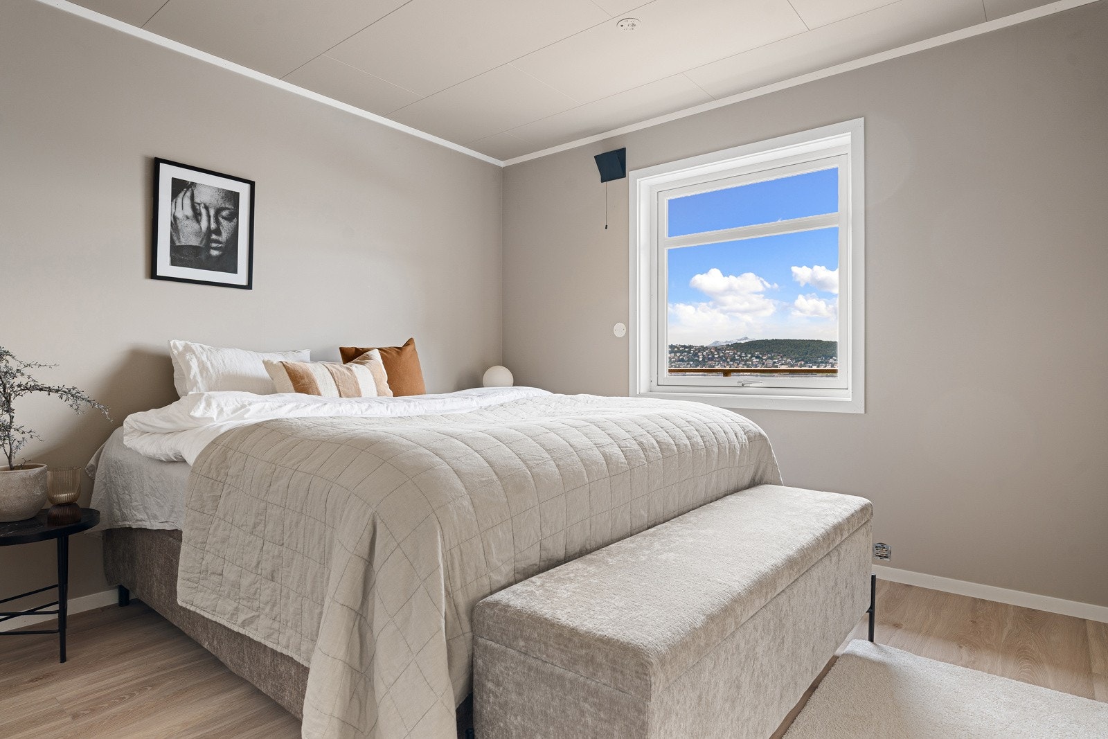 Alle soverommene framstår romslig og har plass for stor seng, og oppbevaringsmøbel. Galleribilde