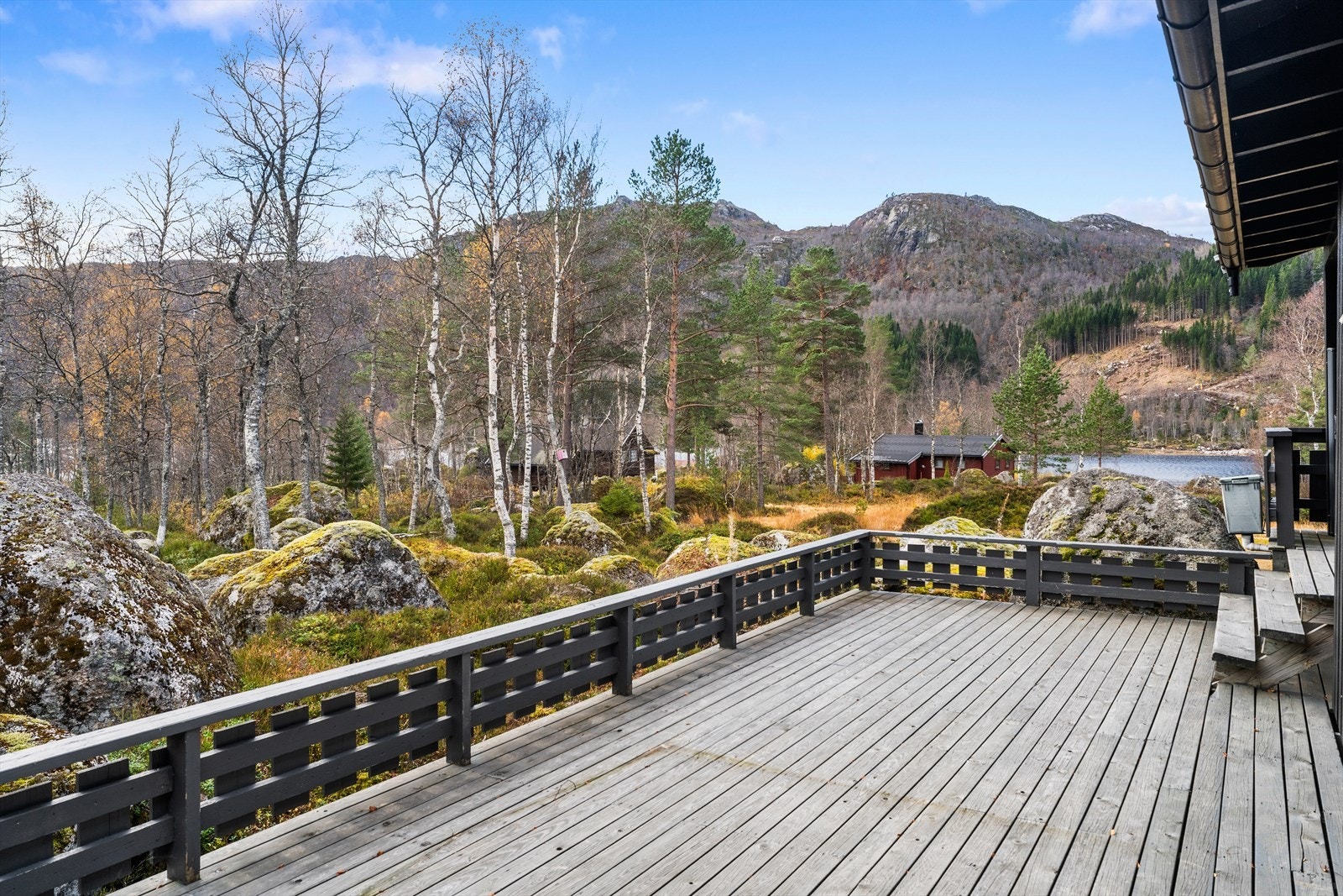 Her fra kan man nyte solen og utsikten mot Ljoslandsvatnet og området rundt Galleribilde