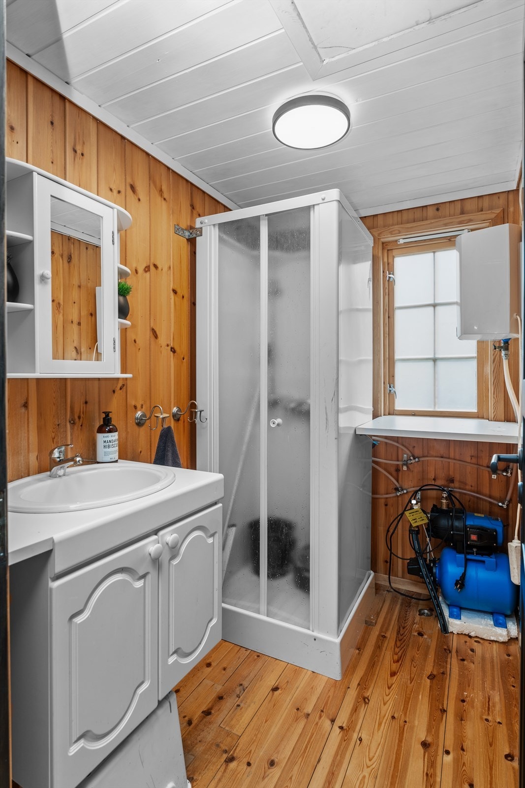 Badet med dusj og vask Galleribilde