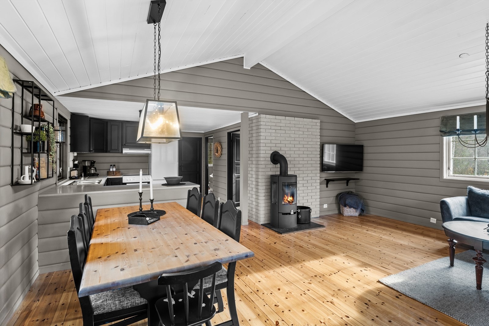 Moderne vedovn som skaper et lunt midtpunkt i stuen Galleribilde