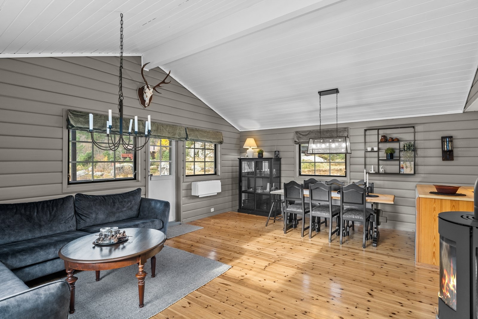 Stuen er romslig med plass til møblering i flere soner - flatene er pent malt i moderne farger Galleribilde