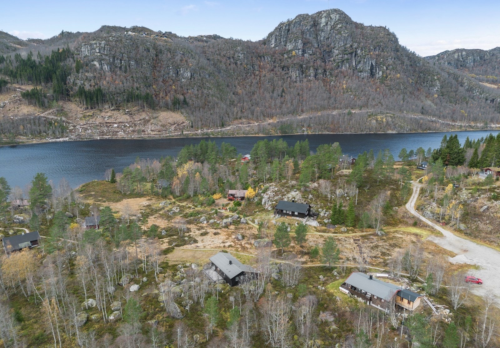 Flott plassering midt i hyttegrenda - kort vei fra parkering og Ljoslandsvatnet Galleribilde