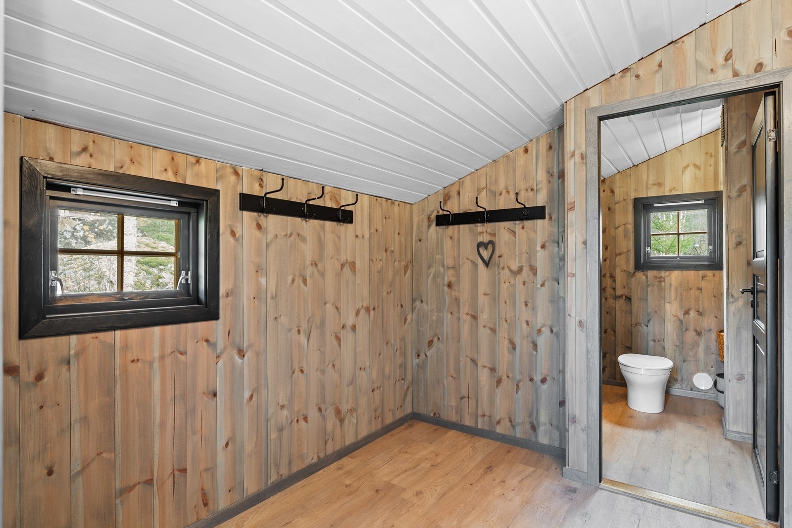 Vindfanget er stor med god plass til oppbevaring av yttertøy og omkledning - toalettrommet er like innenfor Galleribilde