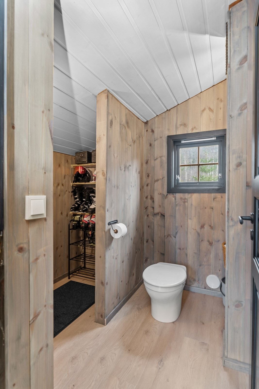 Praktisk skohylle og oppbevaring innenfor toalettrommet Galleribilde