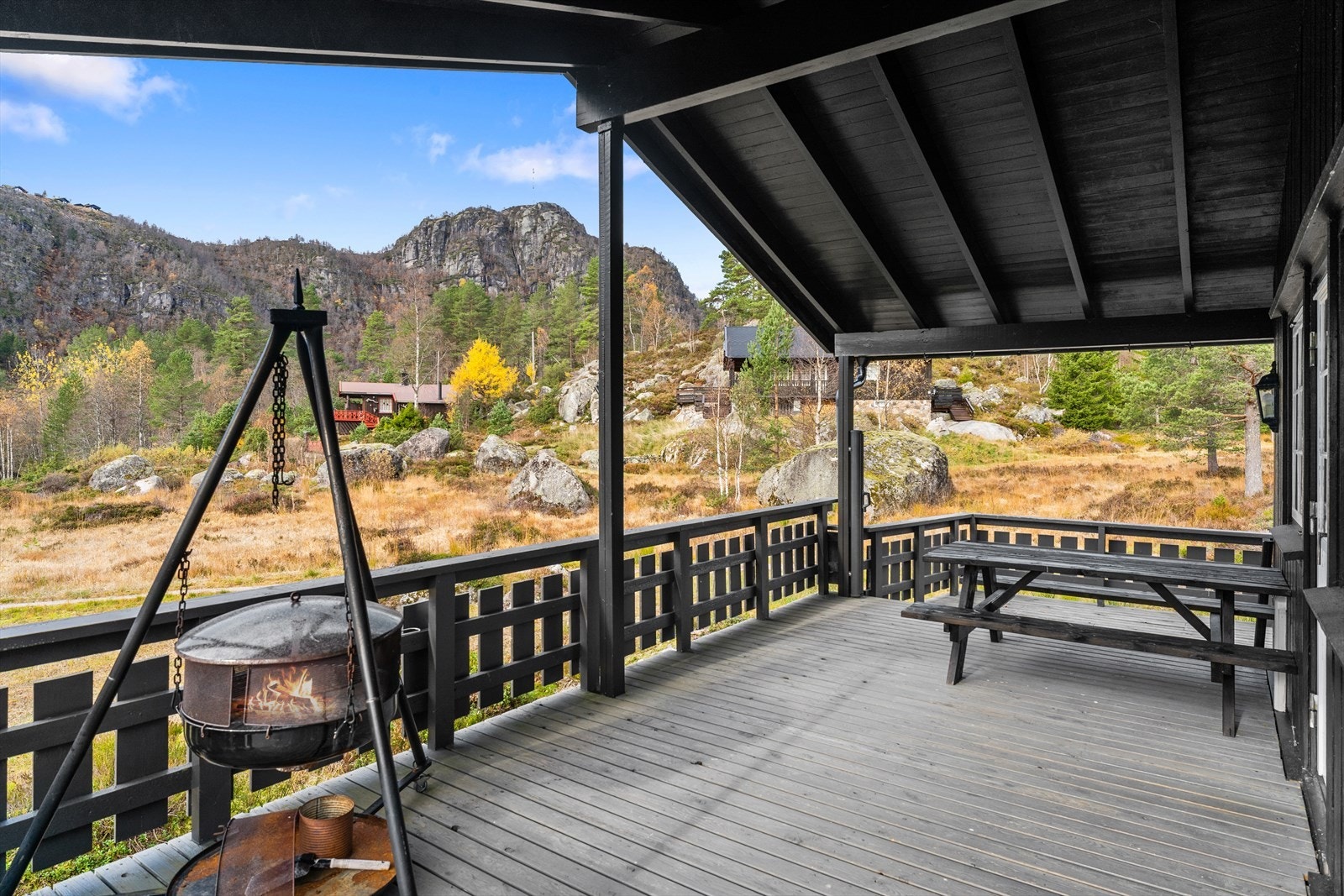 Terrassen er delvis overbygget slik at man kan sitte i fin ly Galleribilde