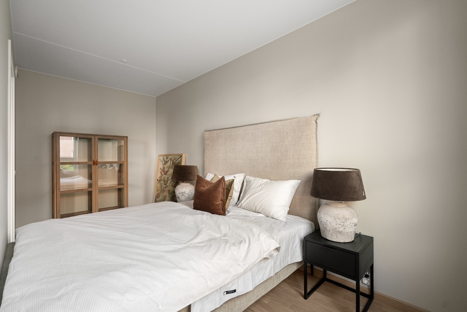 Hovedsoverommet er av god størrelse med plass til dobbeltseng, garderobe og nattbord.. Galleribilde